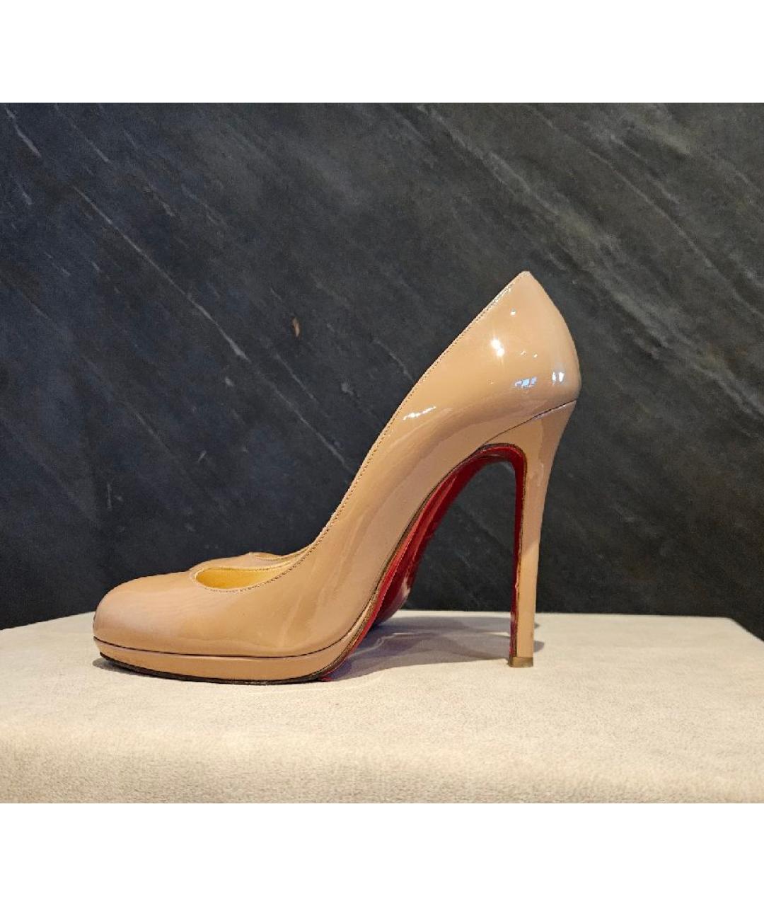 CHRISTIAN LOUBOUTIN Белые туфли из лакированной кожи, фото 5