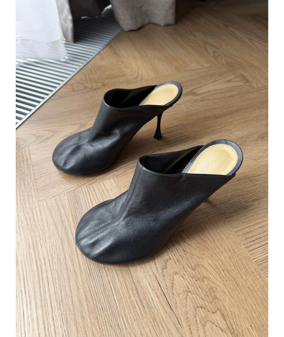 BOTTEGA VENETA Черные кожаные мюли, фото 2