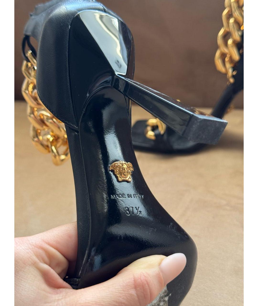 VERSACE Черные босоножки из искусственной кожи, фото 4