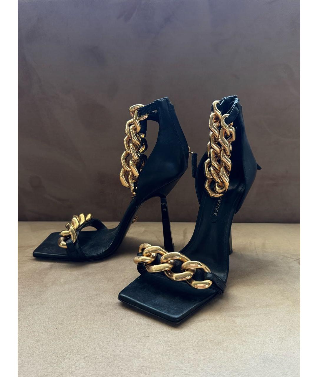 VERSACE Черные босоножки из искусственной кожи, фото 2