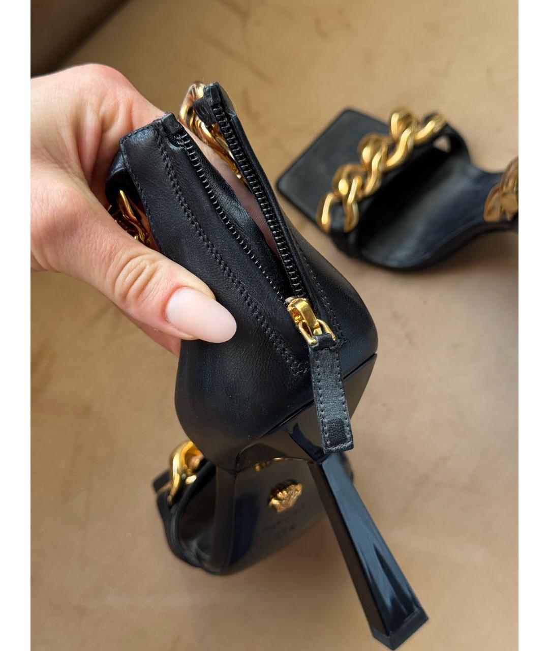 VERSACE Черные босоножки из искусственной кожи, фото 8