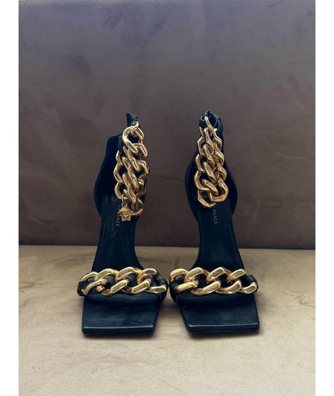 VERSACE Черные босоножки из искусственной кожи, фото 3