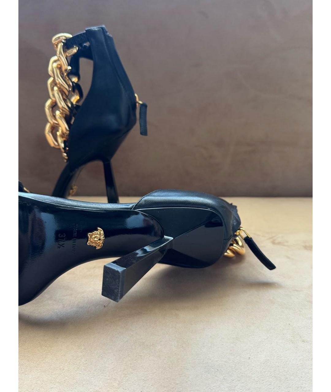 VERSACE Черные босоножки из искусственной кожи, фото 6