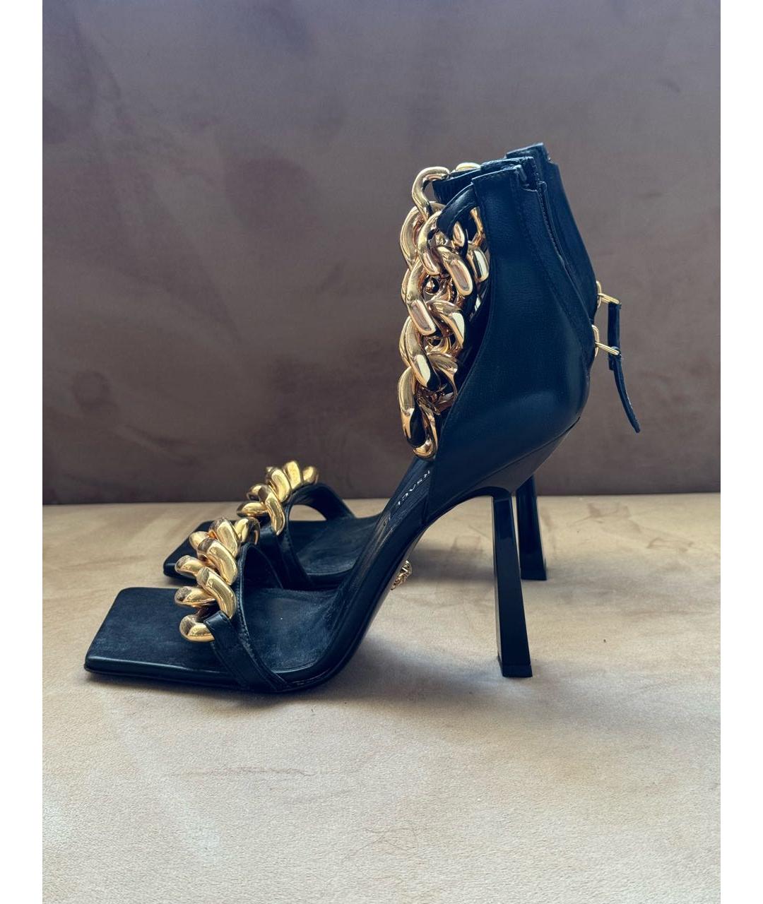 VERSACE Черные босоножки из искусственной кожи, фото 9