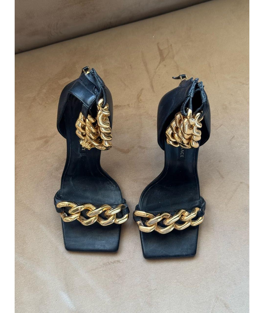 VERSACE Черные босоножки из искусственной кожи, фото 5