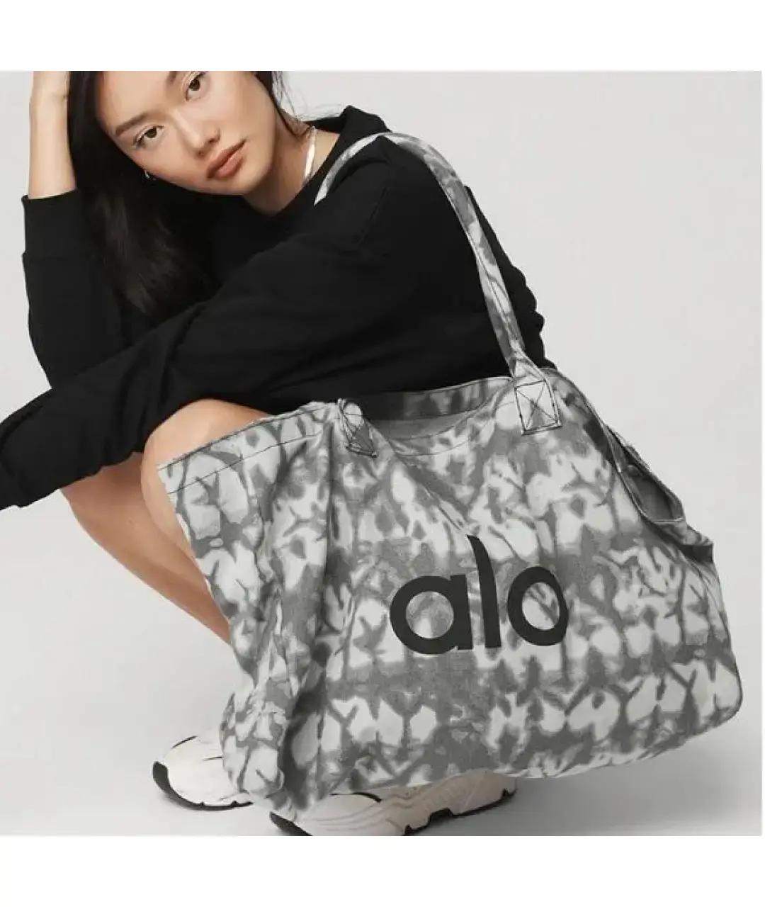 ALO YOGA Серая тканевая дорожная/спортивная сумка, фото 3