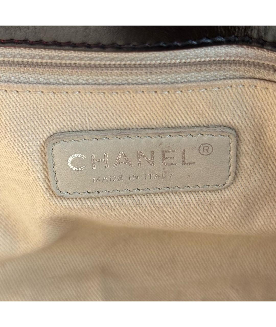 CHANEL Черная сумка с короткими ручками из лакированной кожи, фото 4