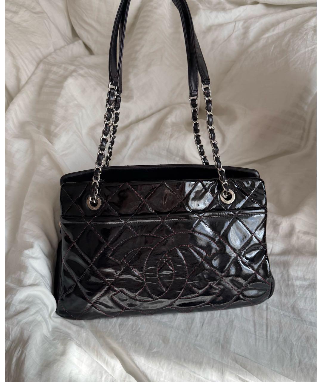 CHANEL Черная сумка с короткими ручками из лакированной кожи, фото 7