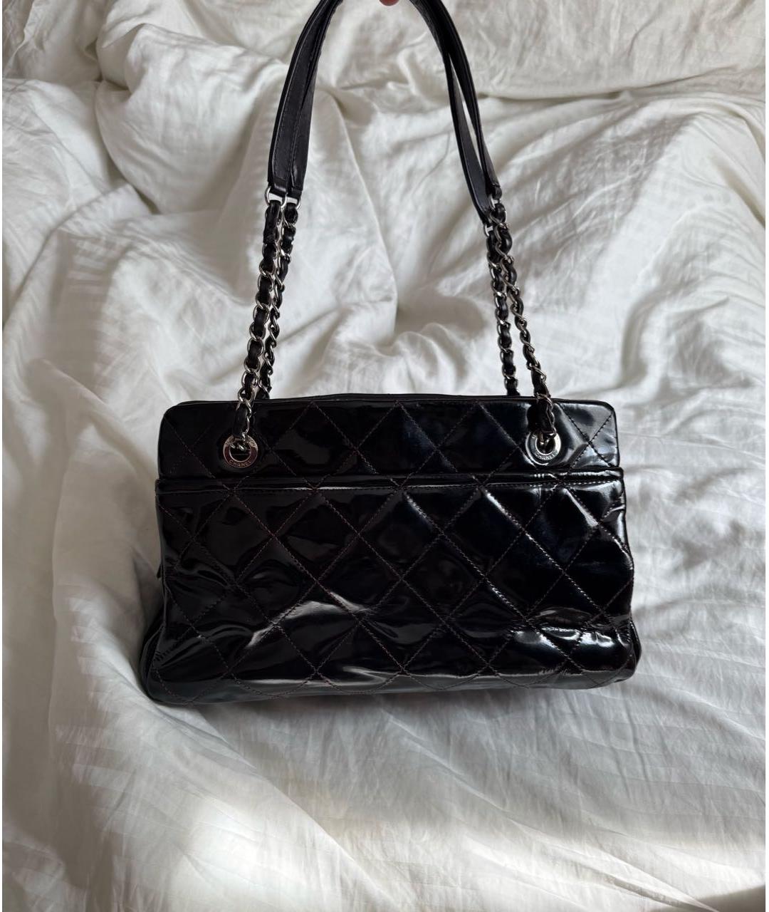 CHANEL Черная сумка с короткими ручками из лакированной кожи, фото 2