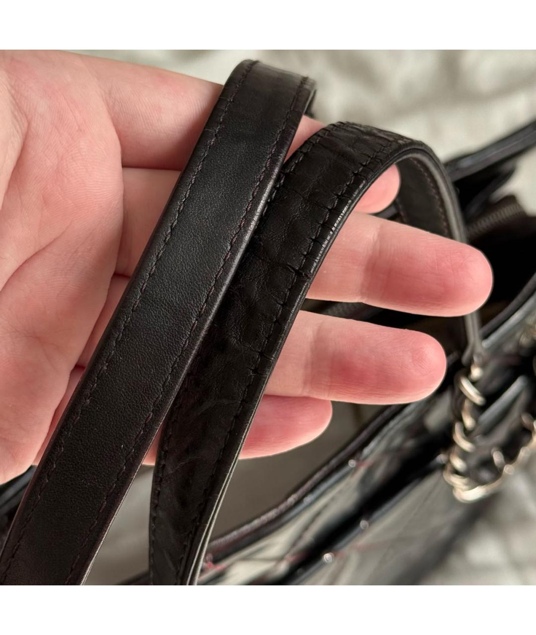 CHANEL Черная сумка с короткими ручками из лакированной кожи, фото 3