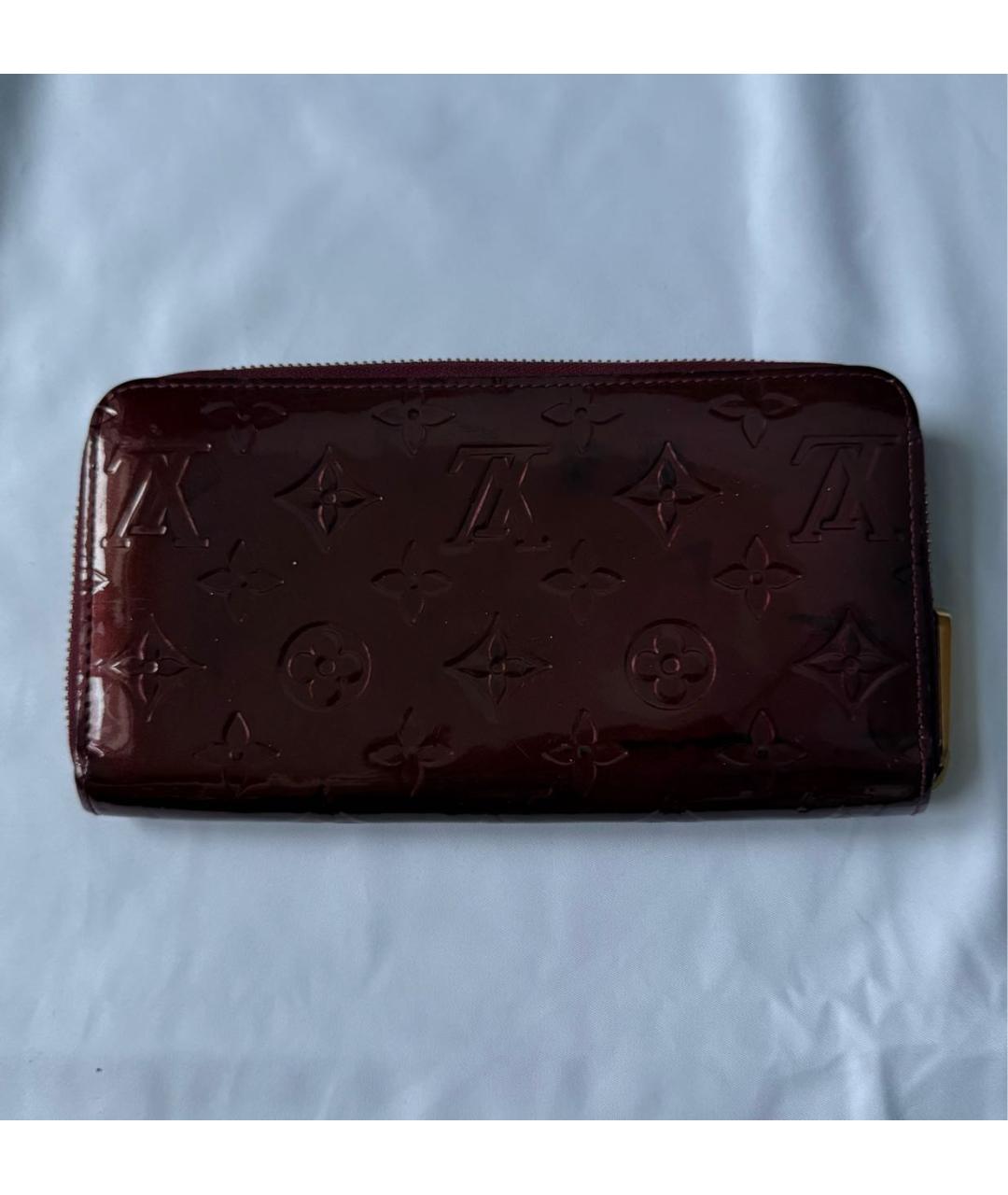 LOUIS VUITTON Бордовый кошелек из лакированной кожи, фото 6