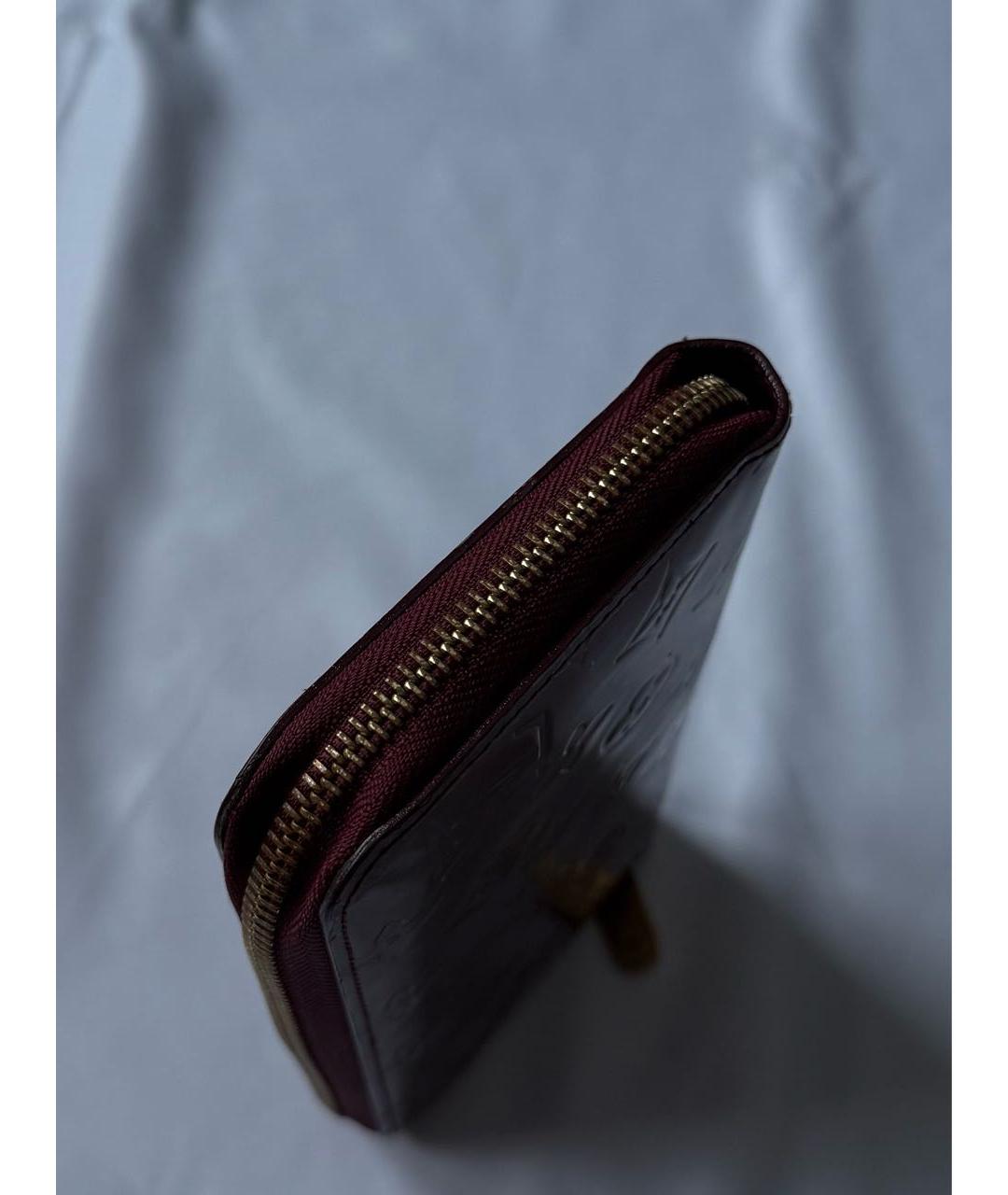 LOUIS VUITTON Бордовый кошелек из лакированной кожи, фото 5