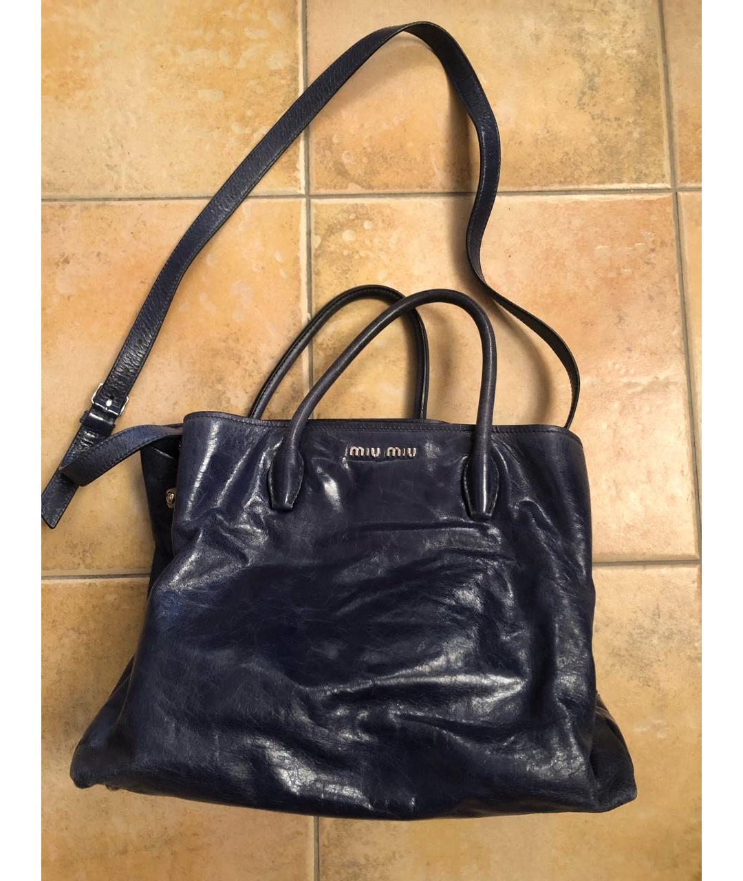 MIU MIU Темно-синяя кожаная сумка с короткими ручками, фото 4