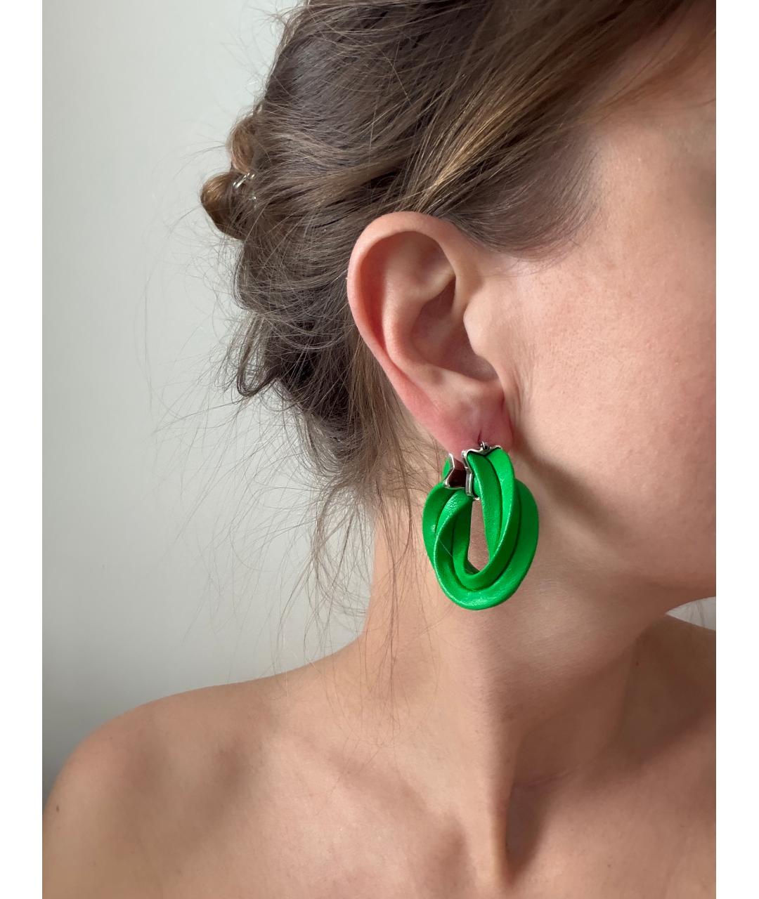 BOTTEGA VENETA Зеленые кожаные серьги, фото 4