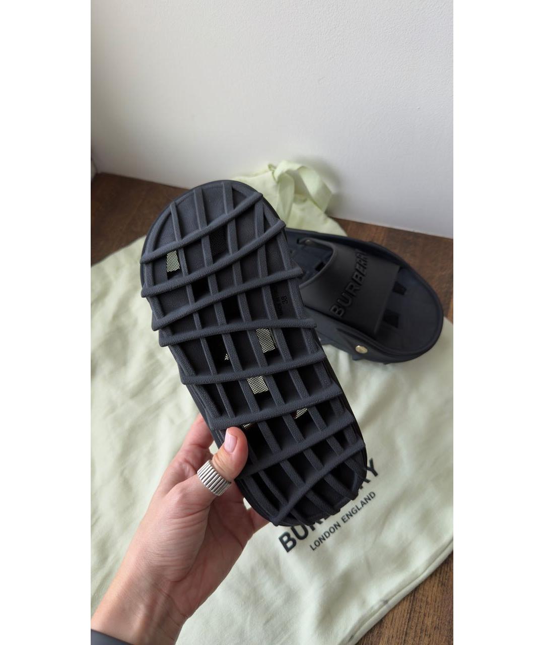 BURBERRY Черные резиновые шлепанцы, фото 4