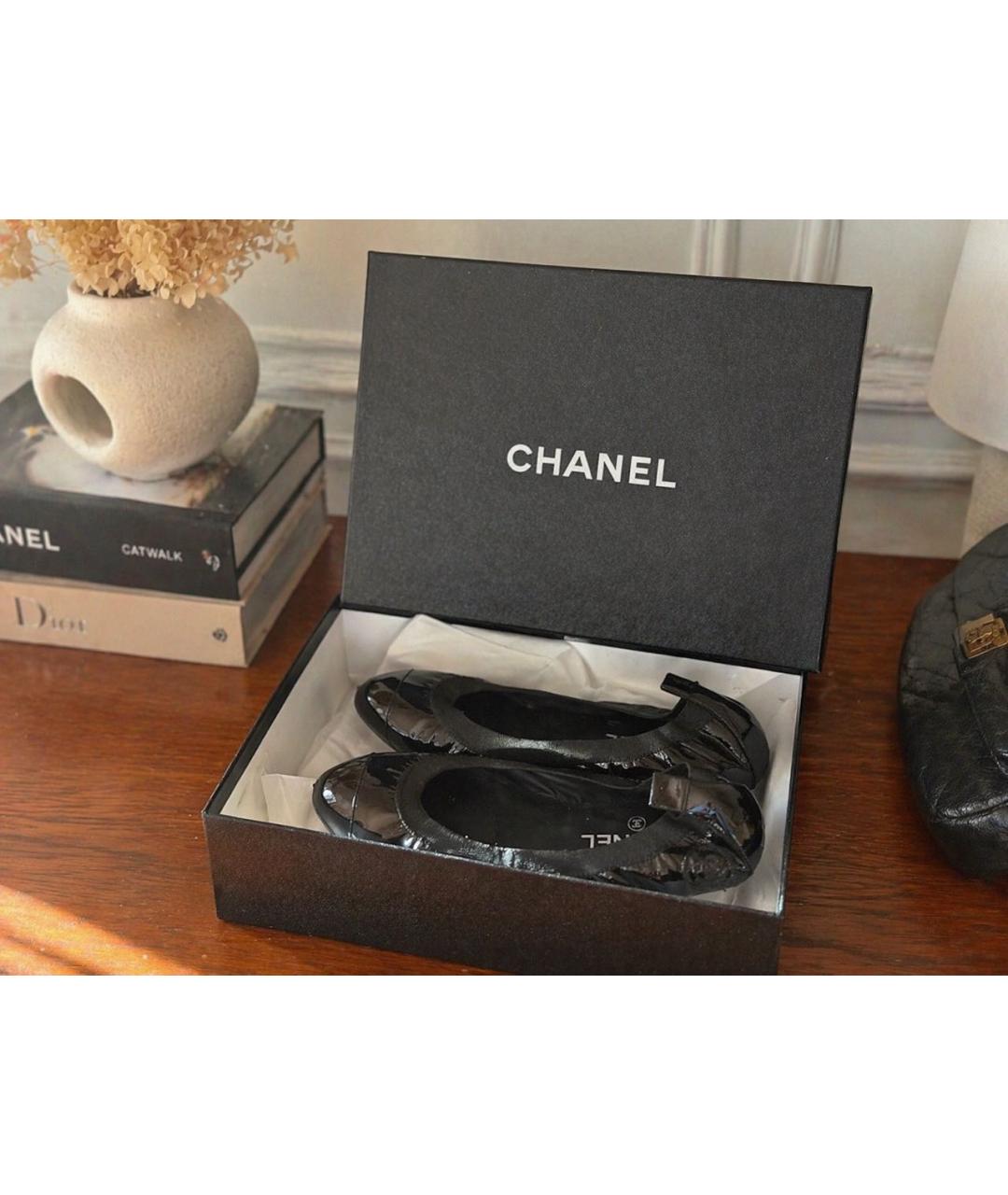 CHANEL Черные балетки из лакированной кожи, фото 5