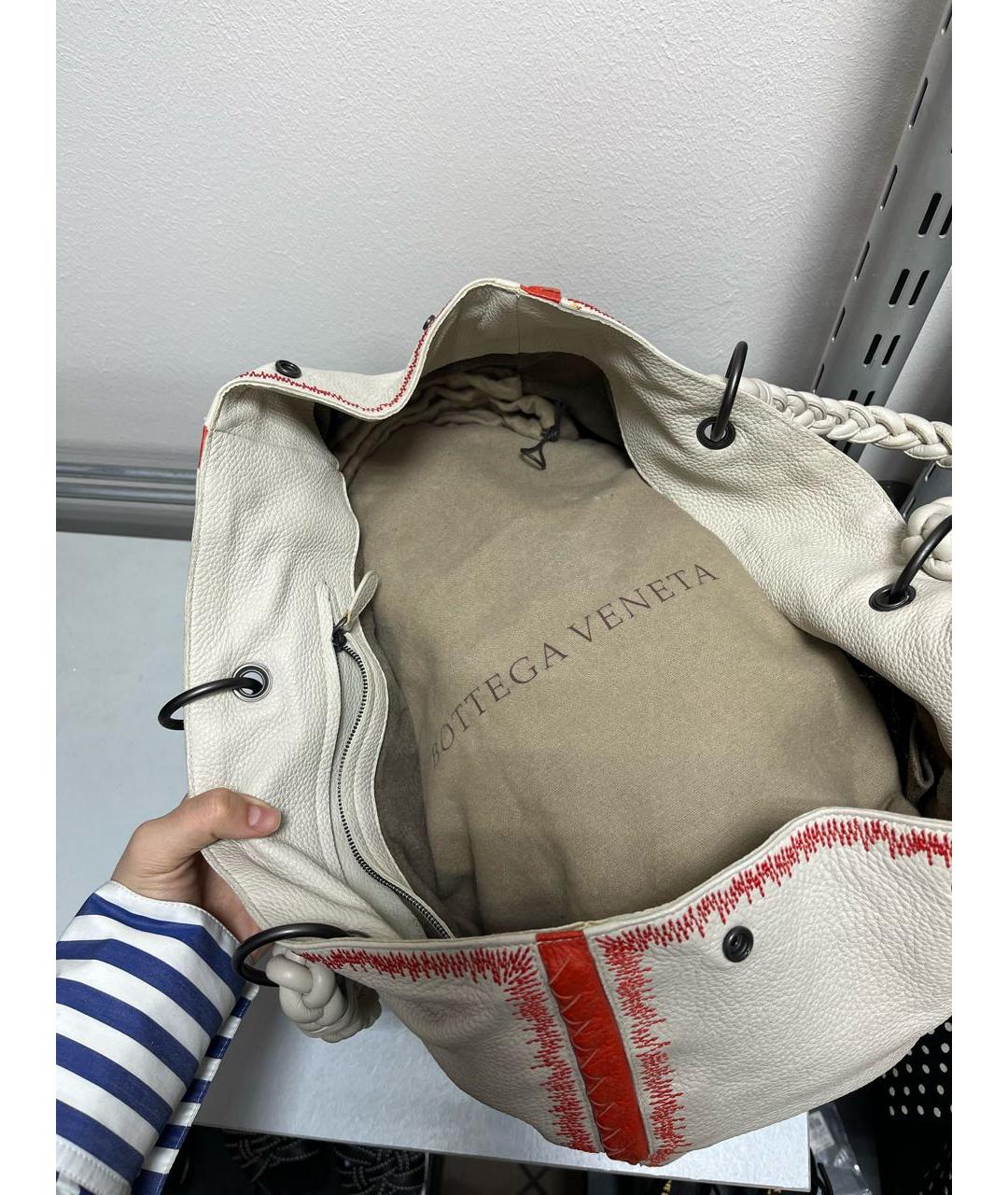 BOTTEGA VENETA Бежевая кожаная сумка с короткими ручками, фото 4