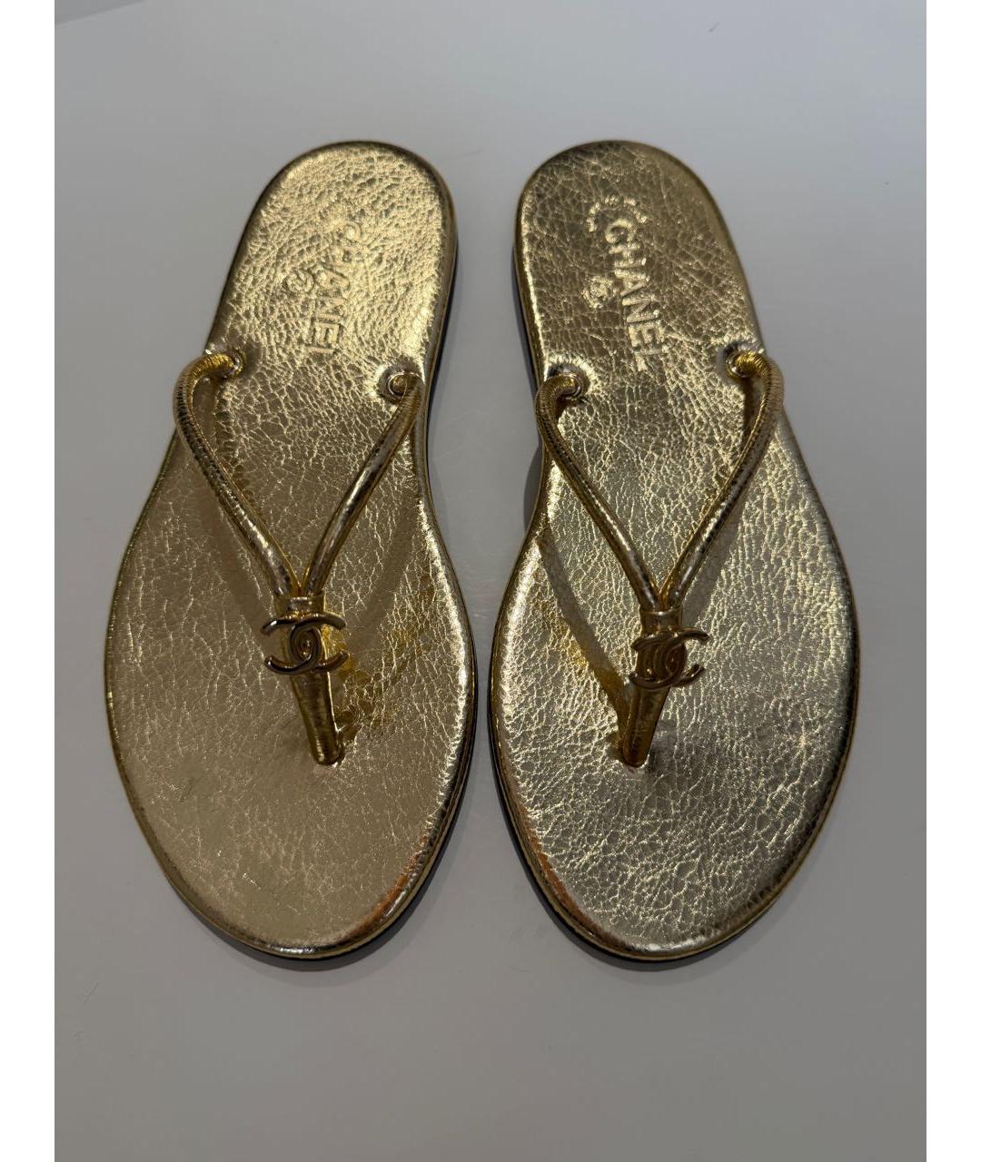 CHANEL Золотые кожаные шлепанцы, фото 2