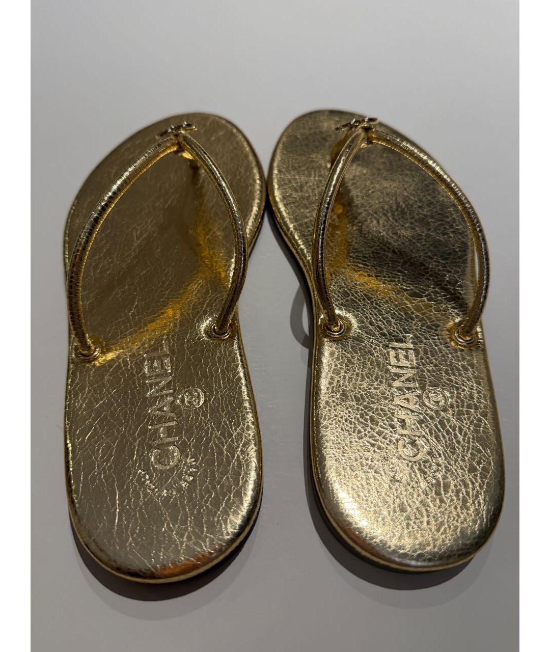 CHANEL Золотые кожаные шлепанцы, фото 4