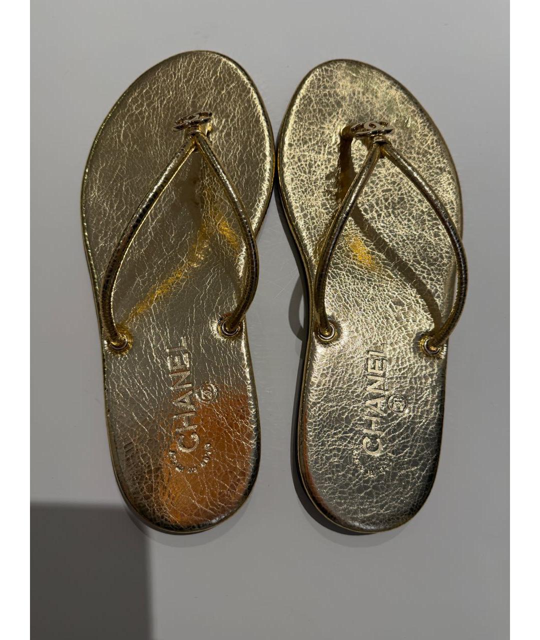CHANEL Золотые кожаные шлепанцы, фото 3