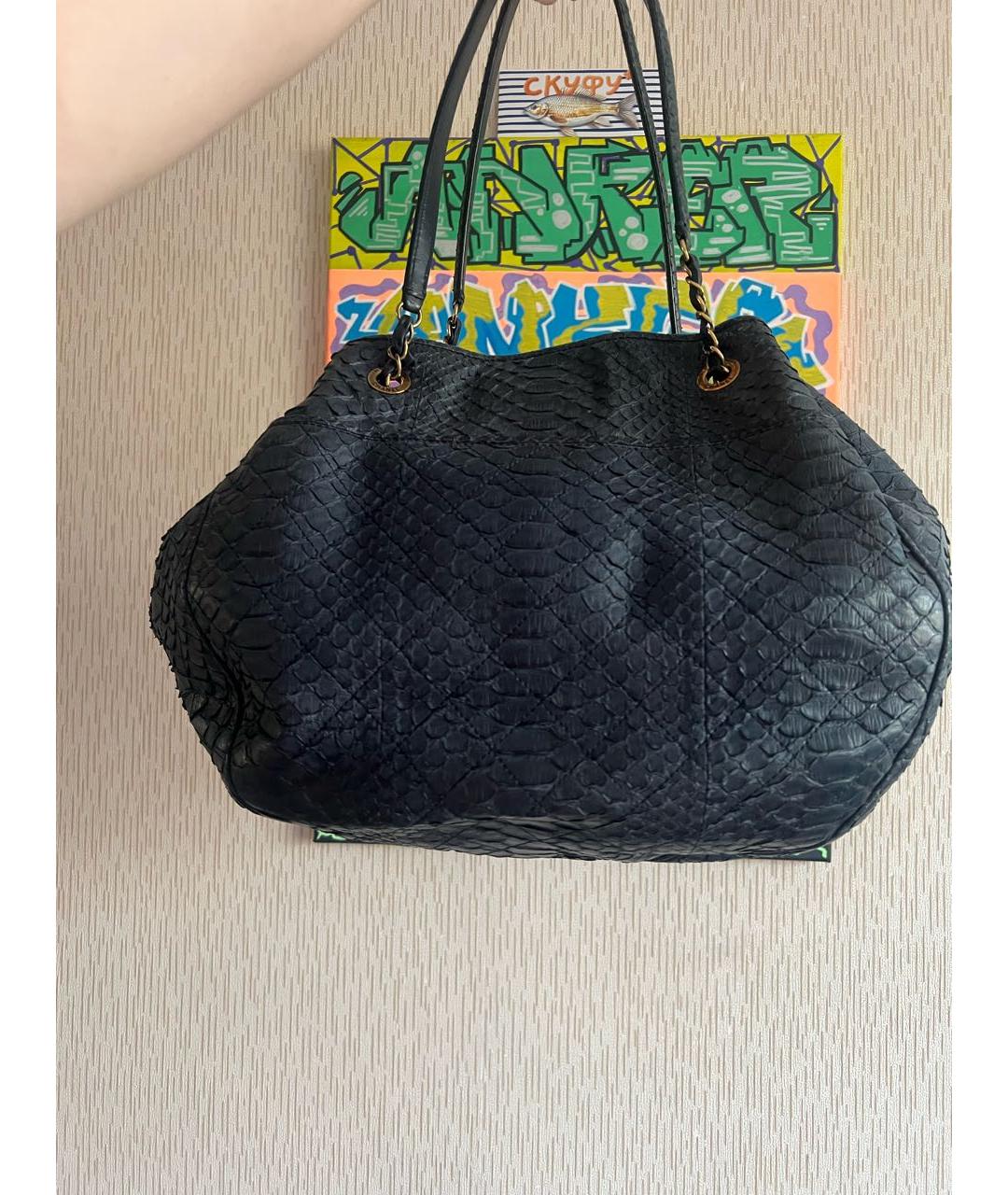 CHANEL Темно-синяя кожаная сумка с короткими ручками, фото 3