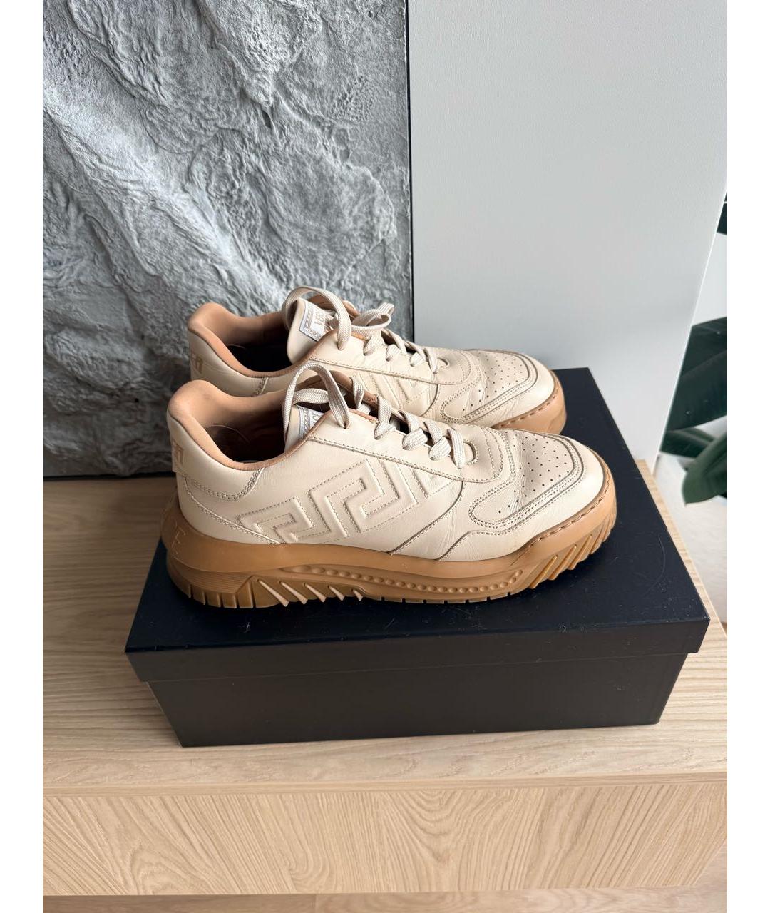 VERSACE Бежевые кожаные низкие кроссовки / кеды, фото 6