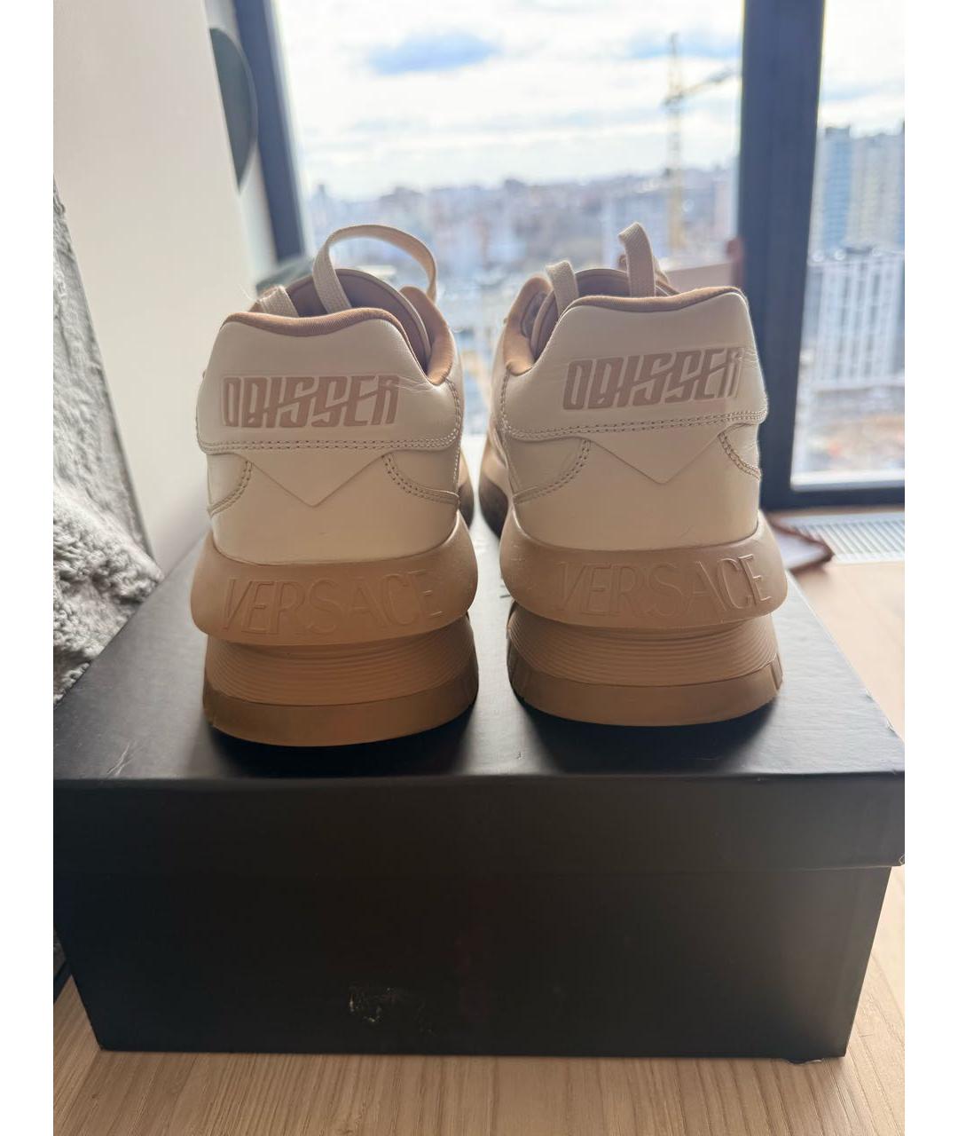 VERSACE Бежевые кожаные низкие кроссовки / кеды, фото 4
