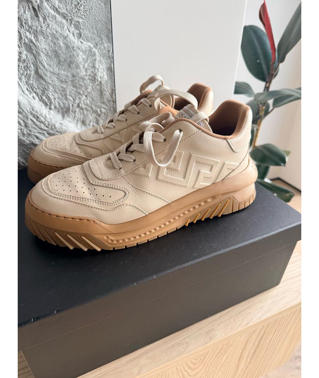 VERSACE Бежевые кожаные низкие кроссовки / кеды, фото 3