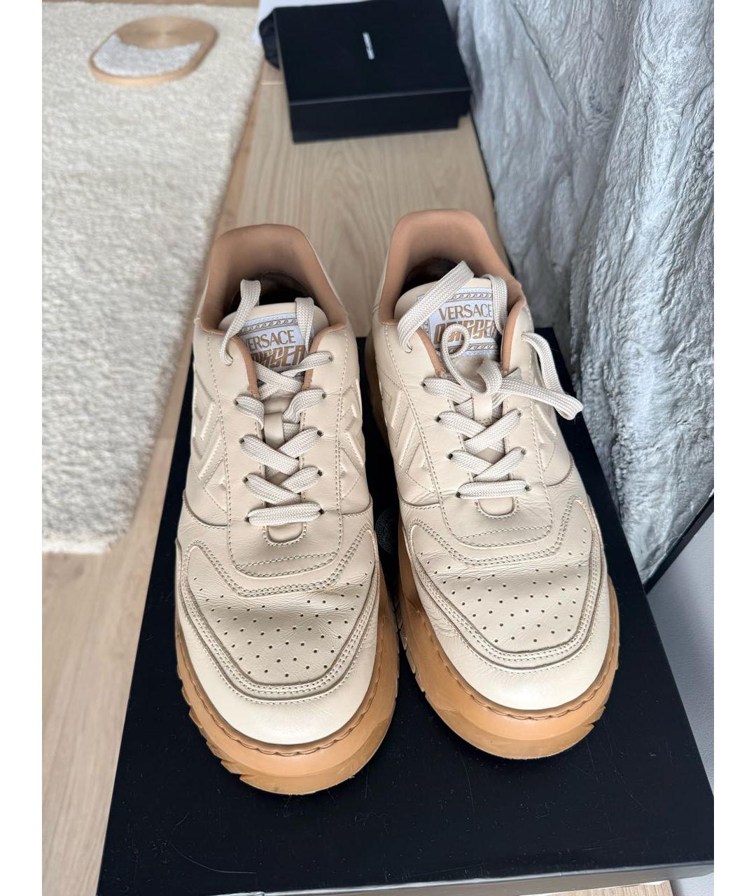 VERSACE Бежевые кожаные низкие кроссовки / кеды, фото 2