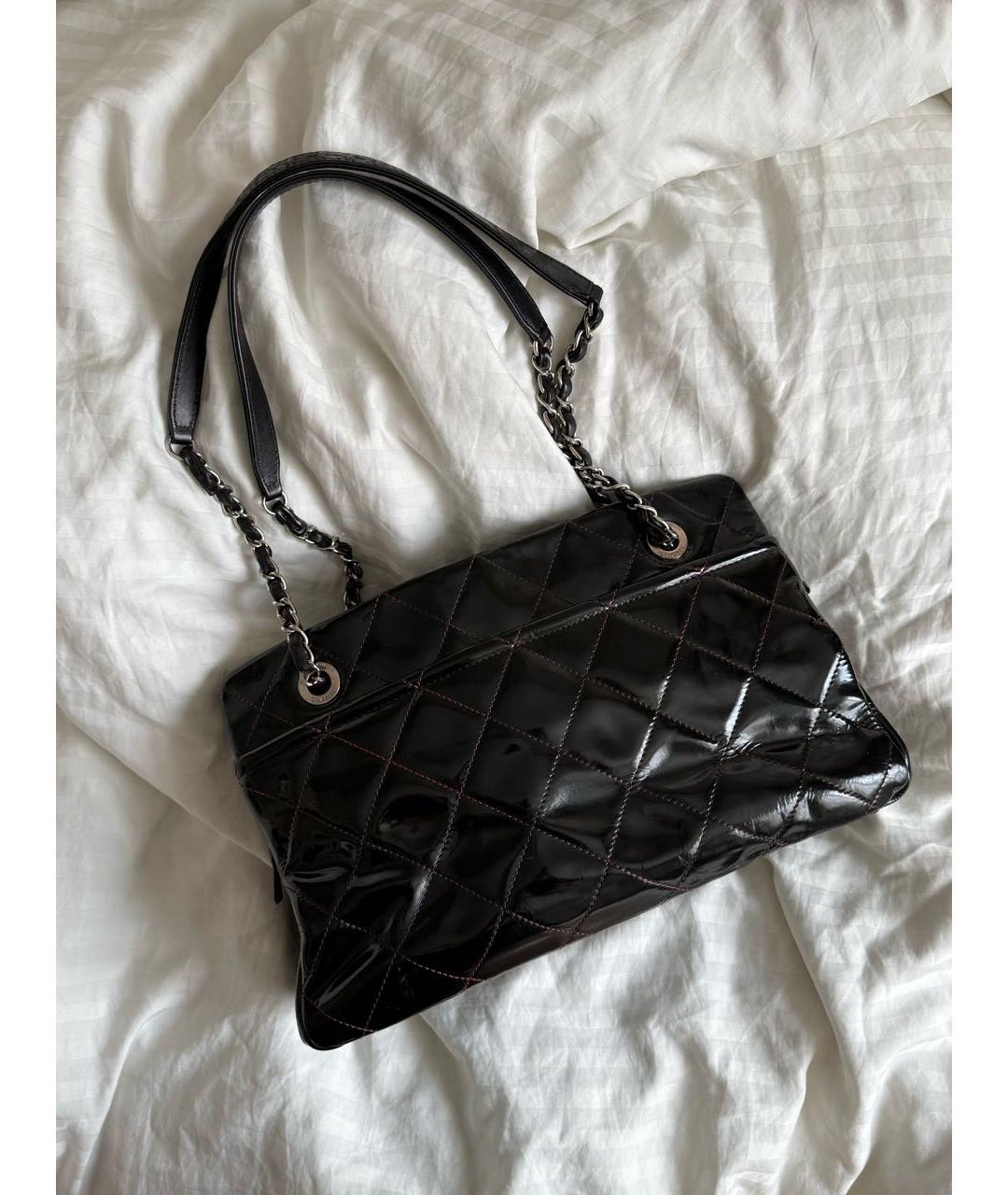 CHANEL Черная сумка с короткими ручками из лакированной кожи, фото 2