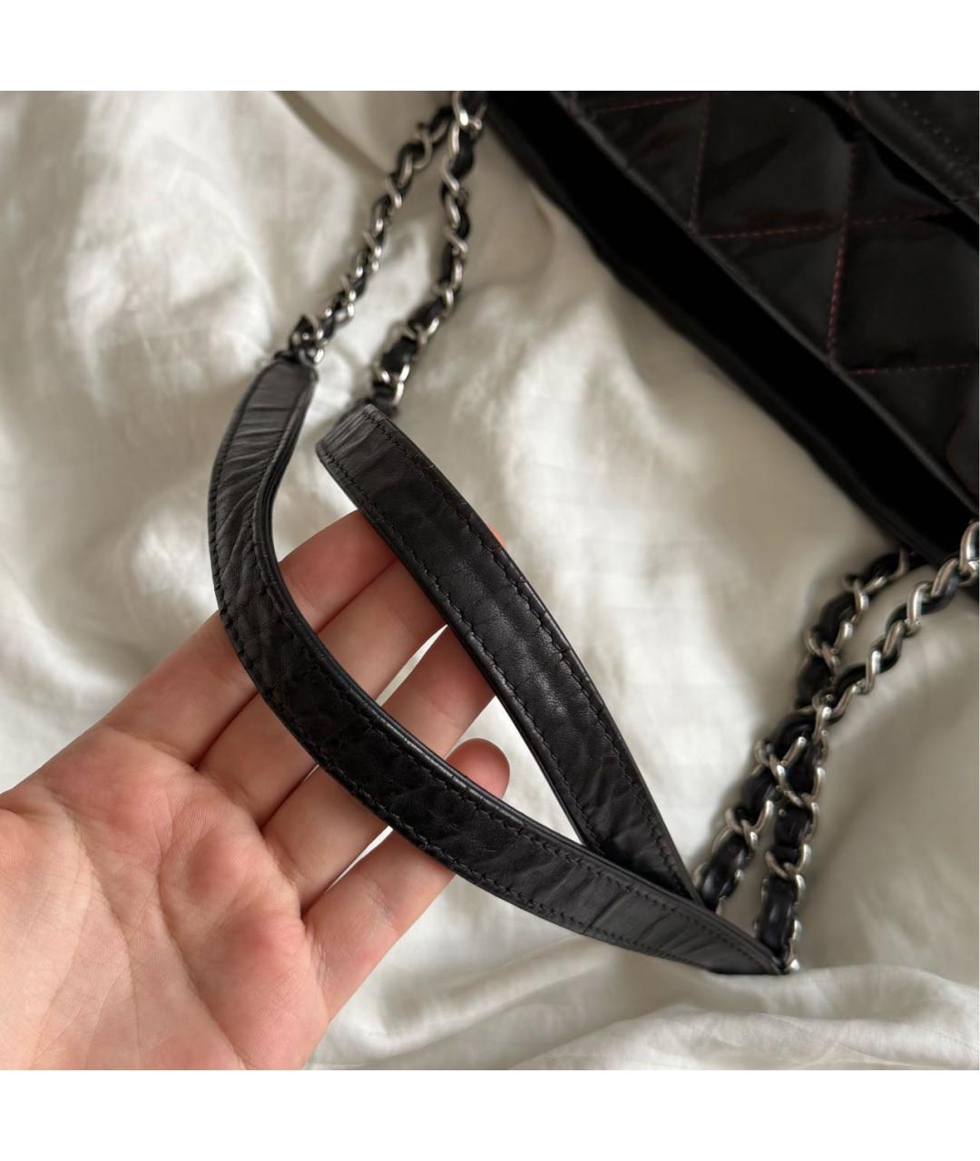 CHANEL Черная сумка с короткими ручками из лакированной кожи, фото 4