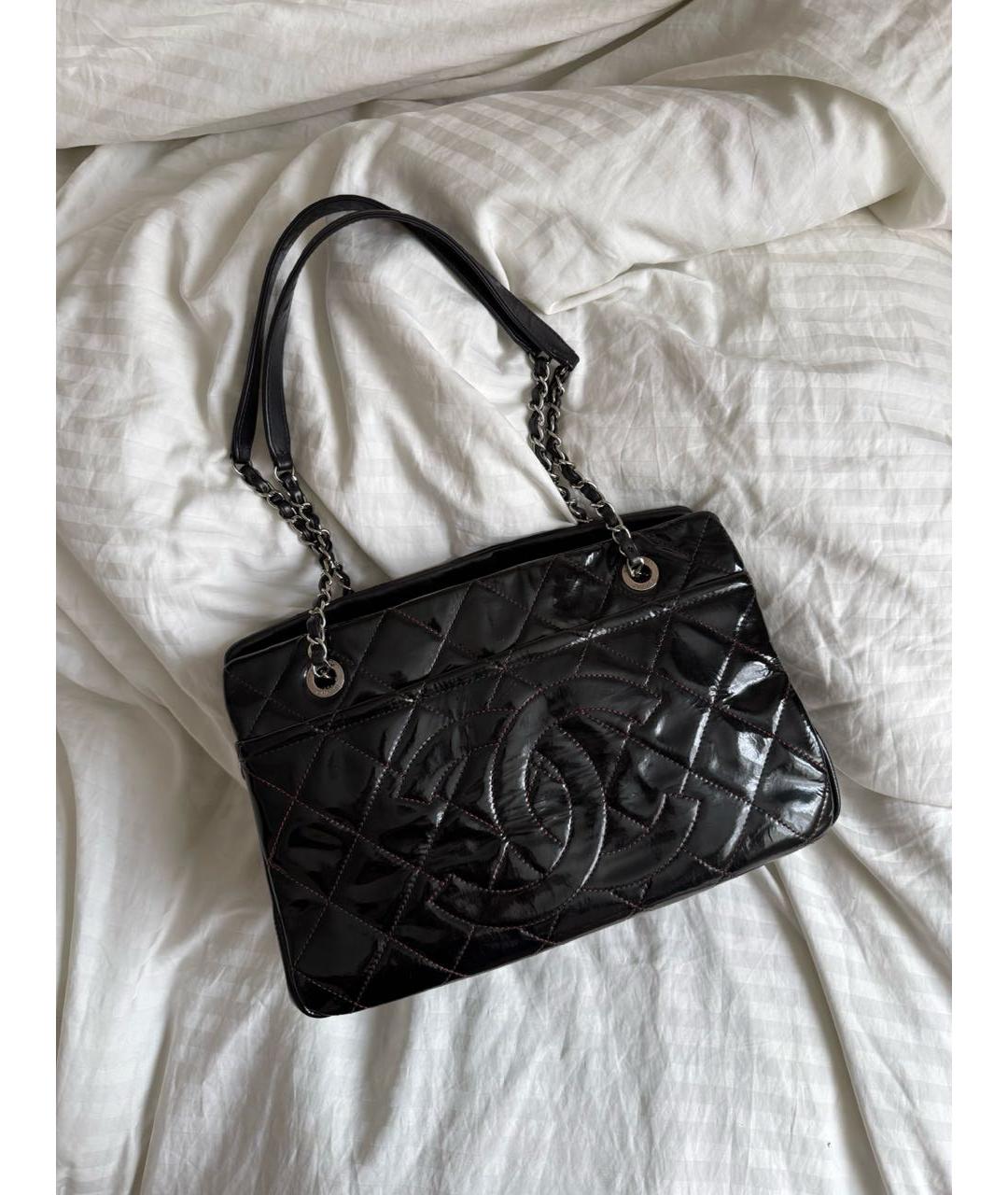 CHANEL Черная сумка с короткими ручками из лакированной кожи, фото 9