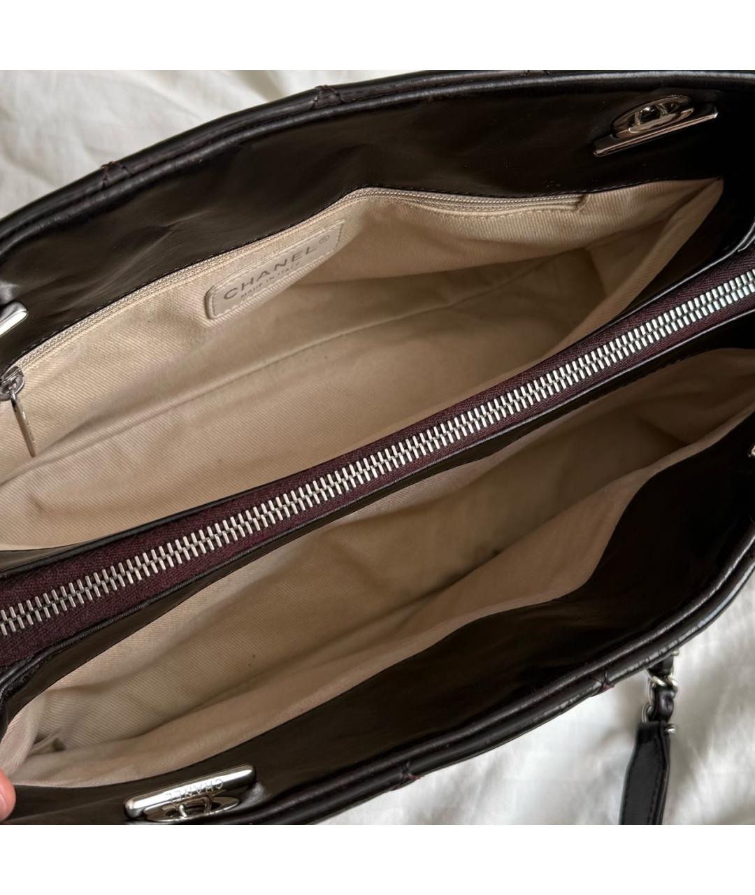 CHANEL Черная сумка с короткими ручками из лакированной кожи, фото 5