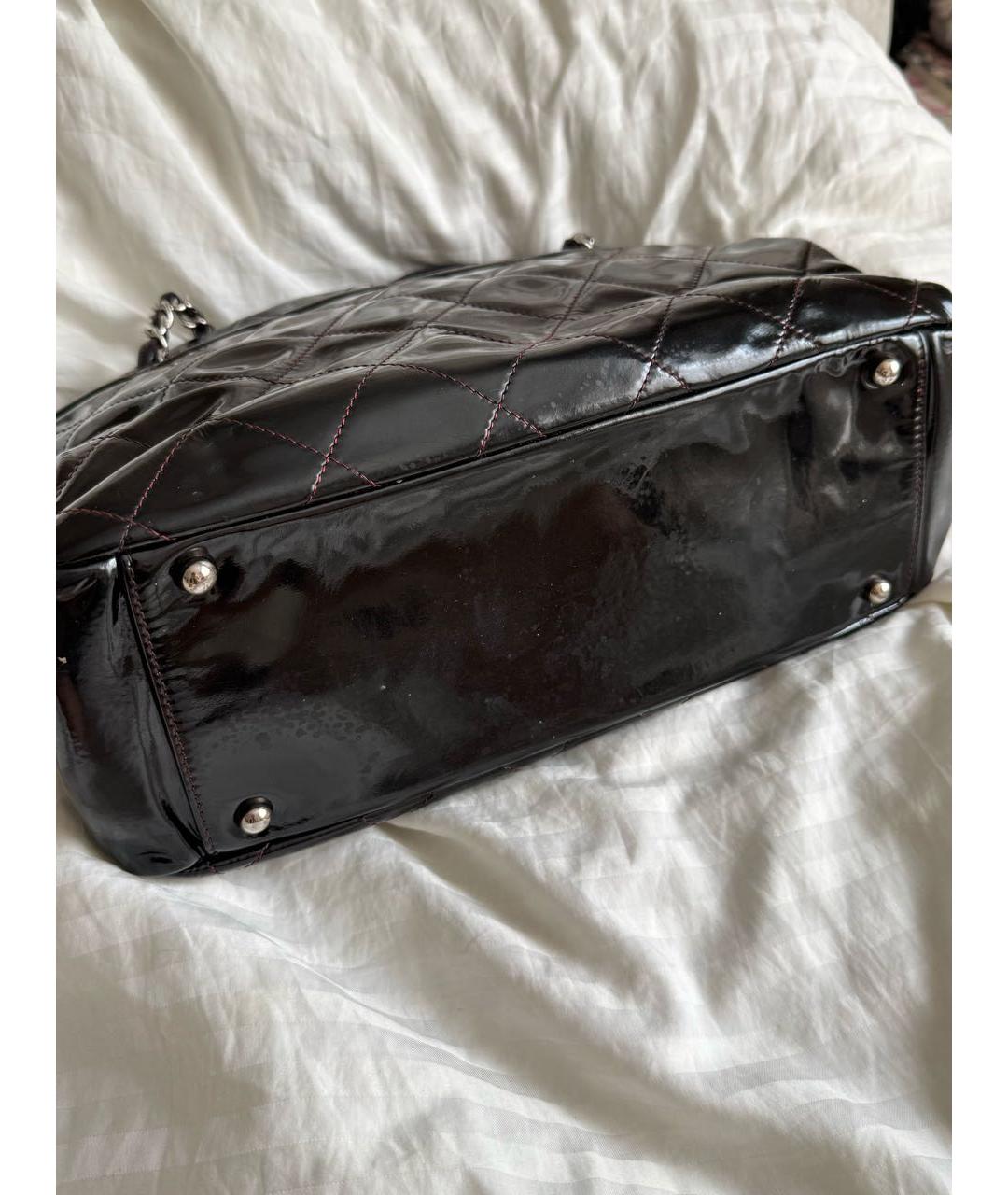 CHANEL Черная сумка с короткими ручками из лакированной кожи, фото 3