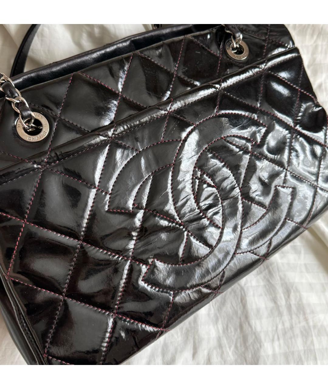 CHANEL Черная сумка с короткими ручками из лакированной кожи, фото 8