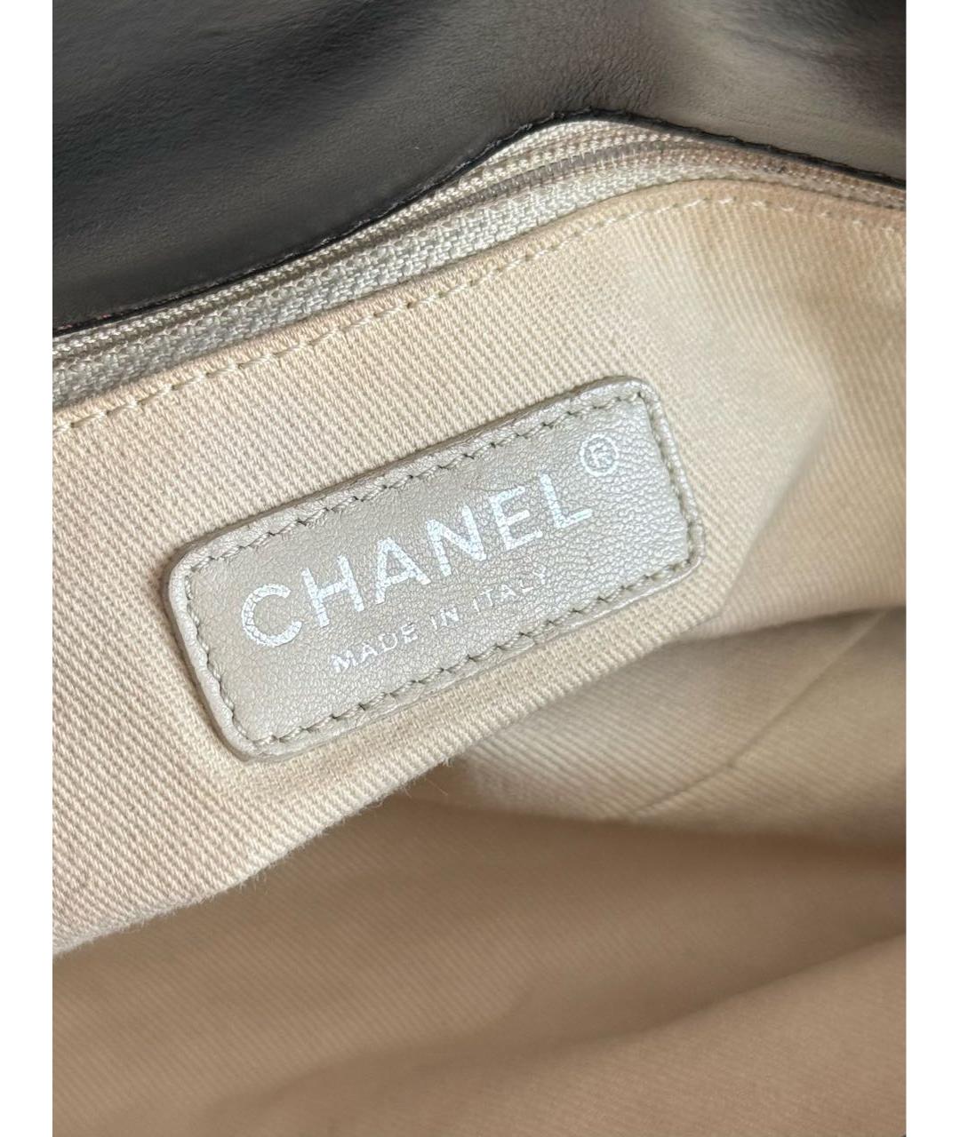 CHANEL Черная сумка с короткими ручками из лакированной кожи, фото 6