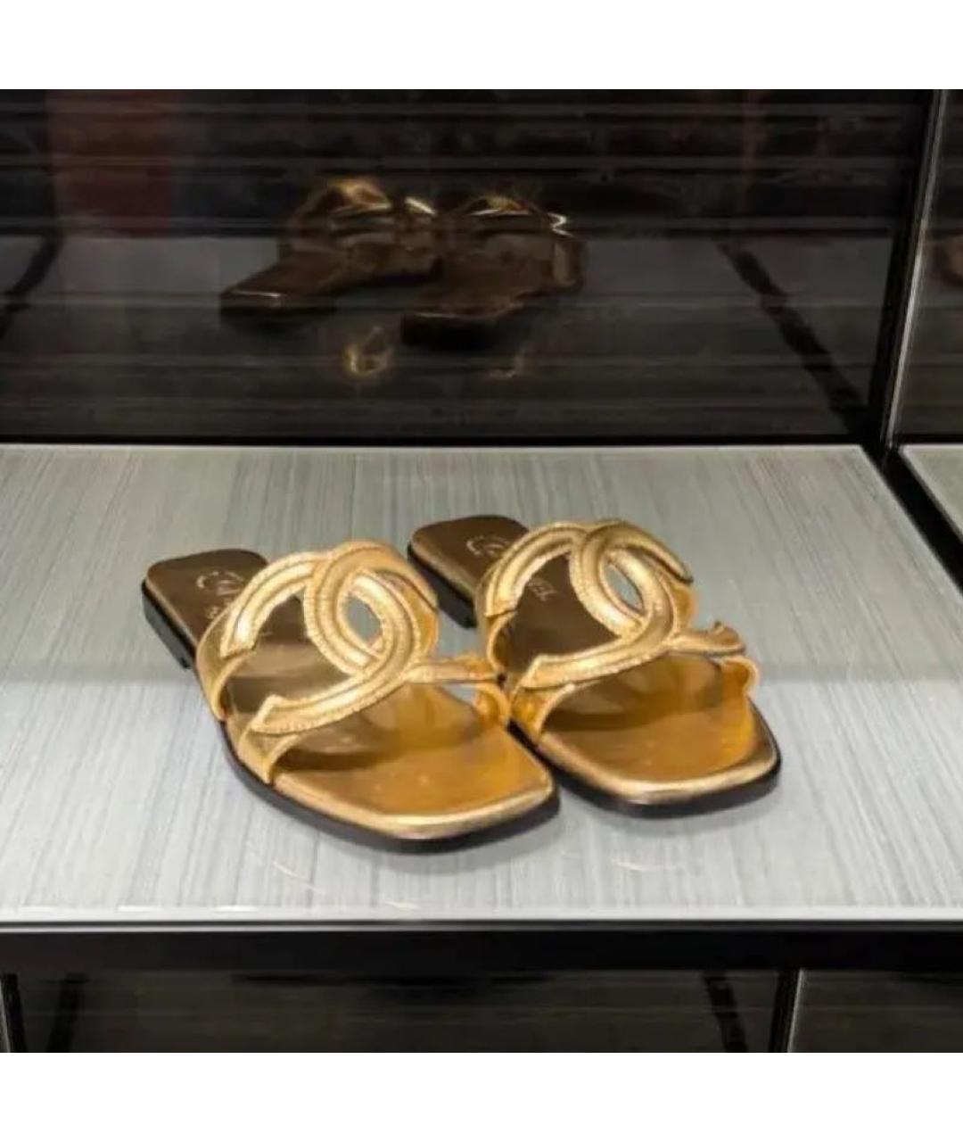 CHANEL Золотые кожаные шлепанцы, фото 5