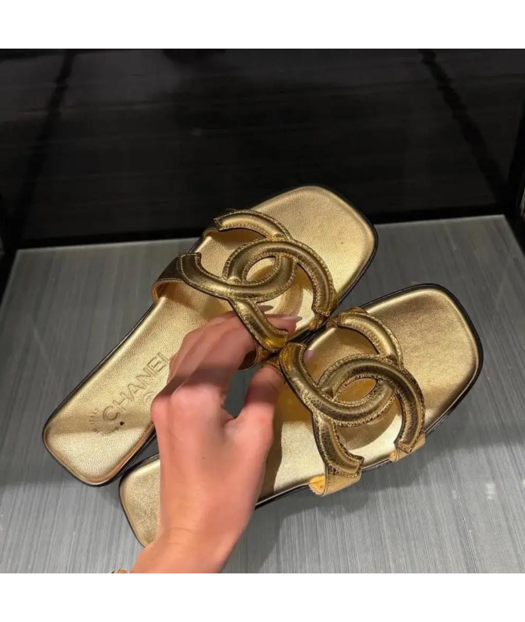 CHANEL Золотые кожаные шлепанцы, фото 4