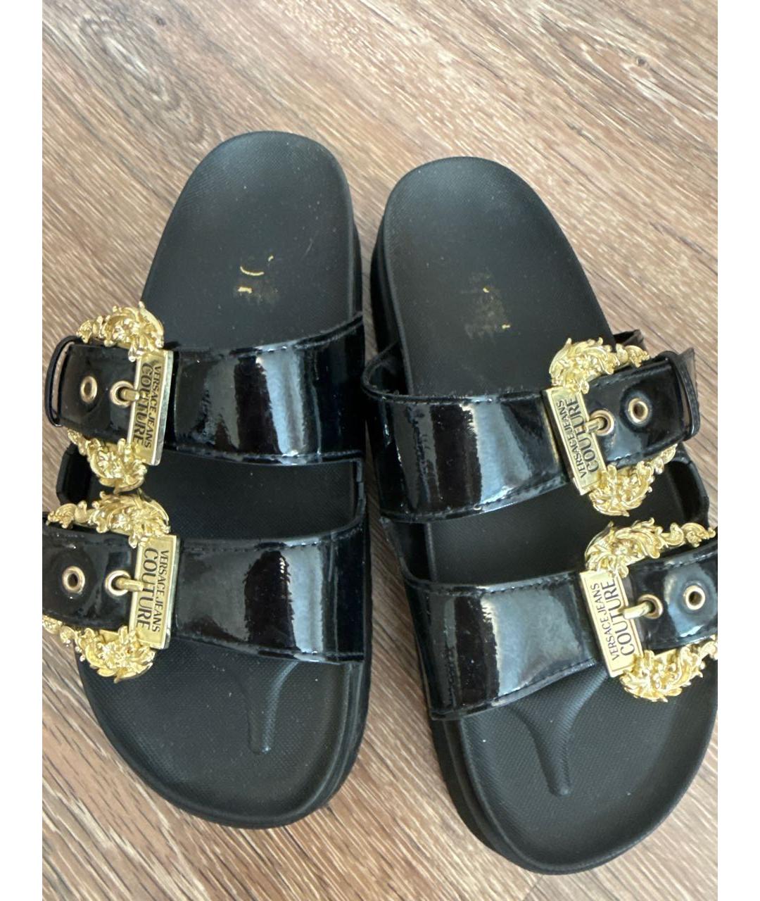 VERSACE JEANS COUTURE Черные сандалии из лакированной кожи, фото 2