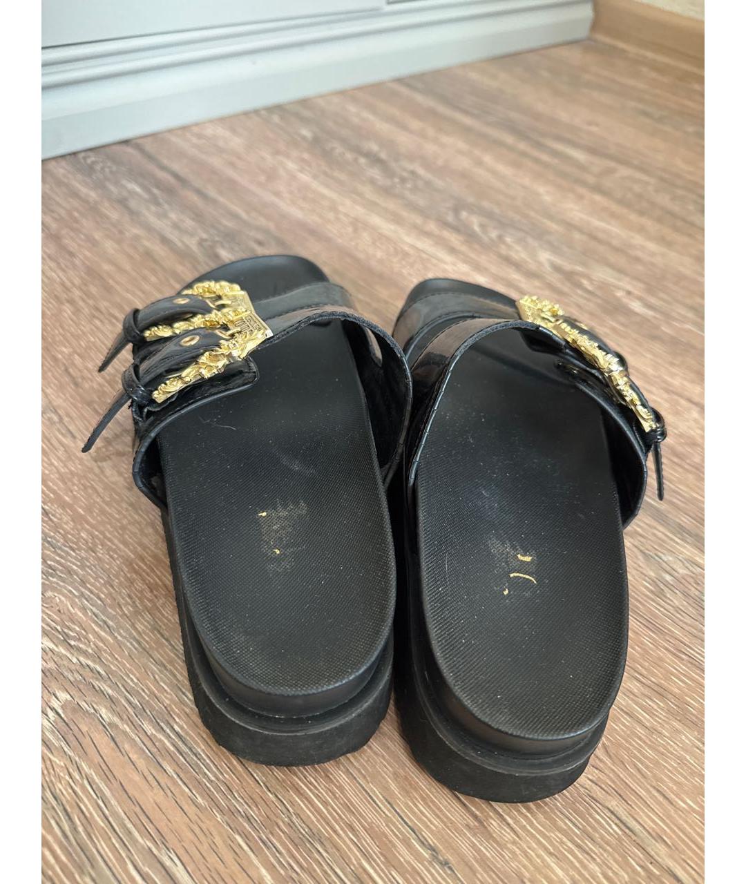 VERSACE JEANS COUTURE Черные сандалии из лакированной кожи, фото 3