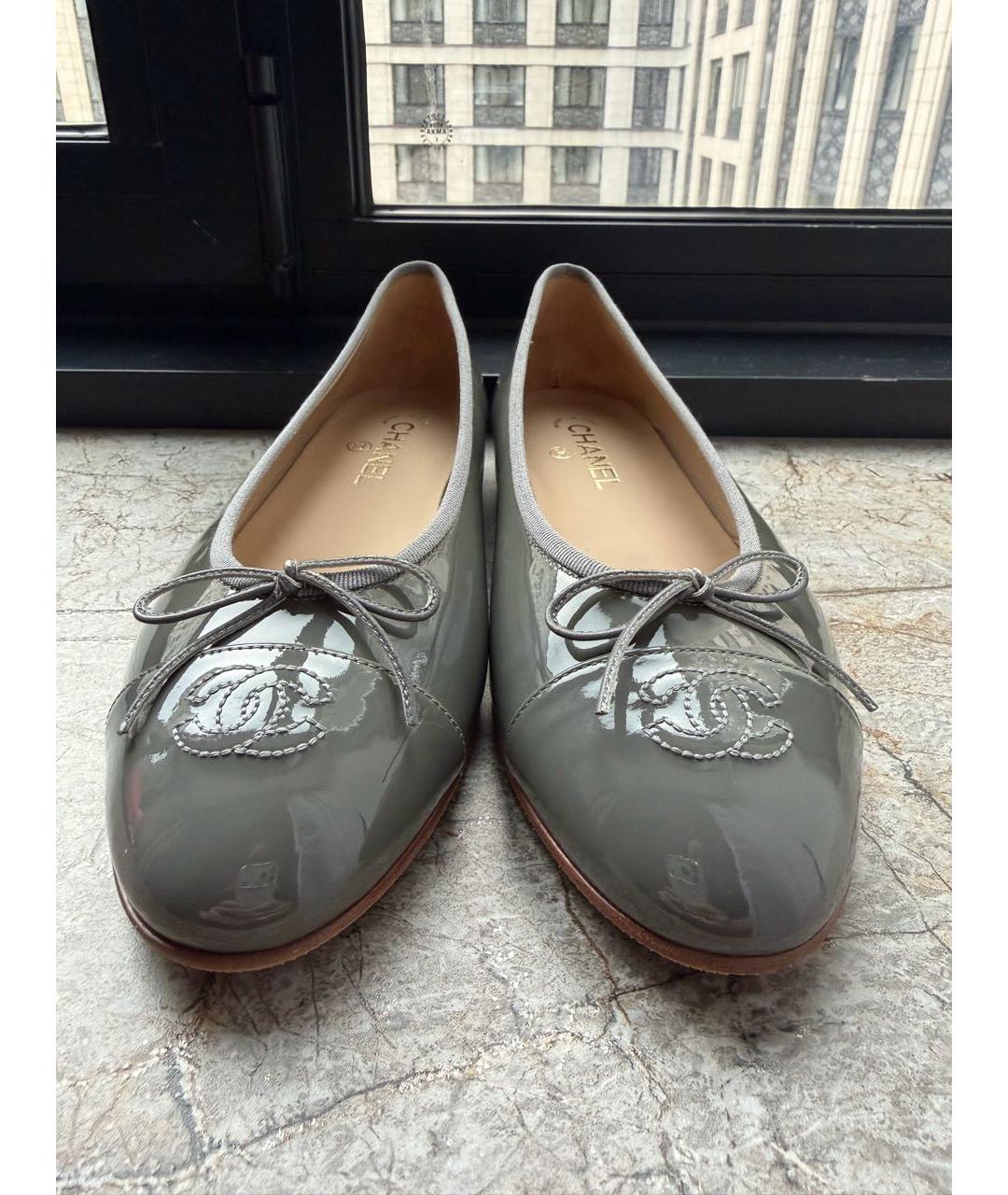 CHANEL Серые балетки из лакированной кожи, фото 2