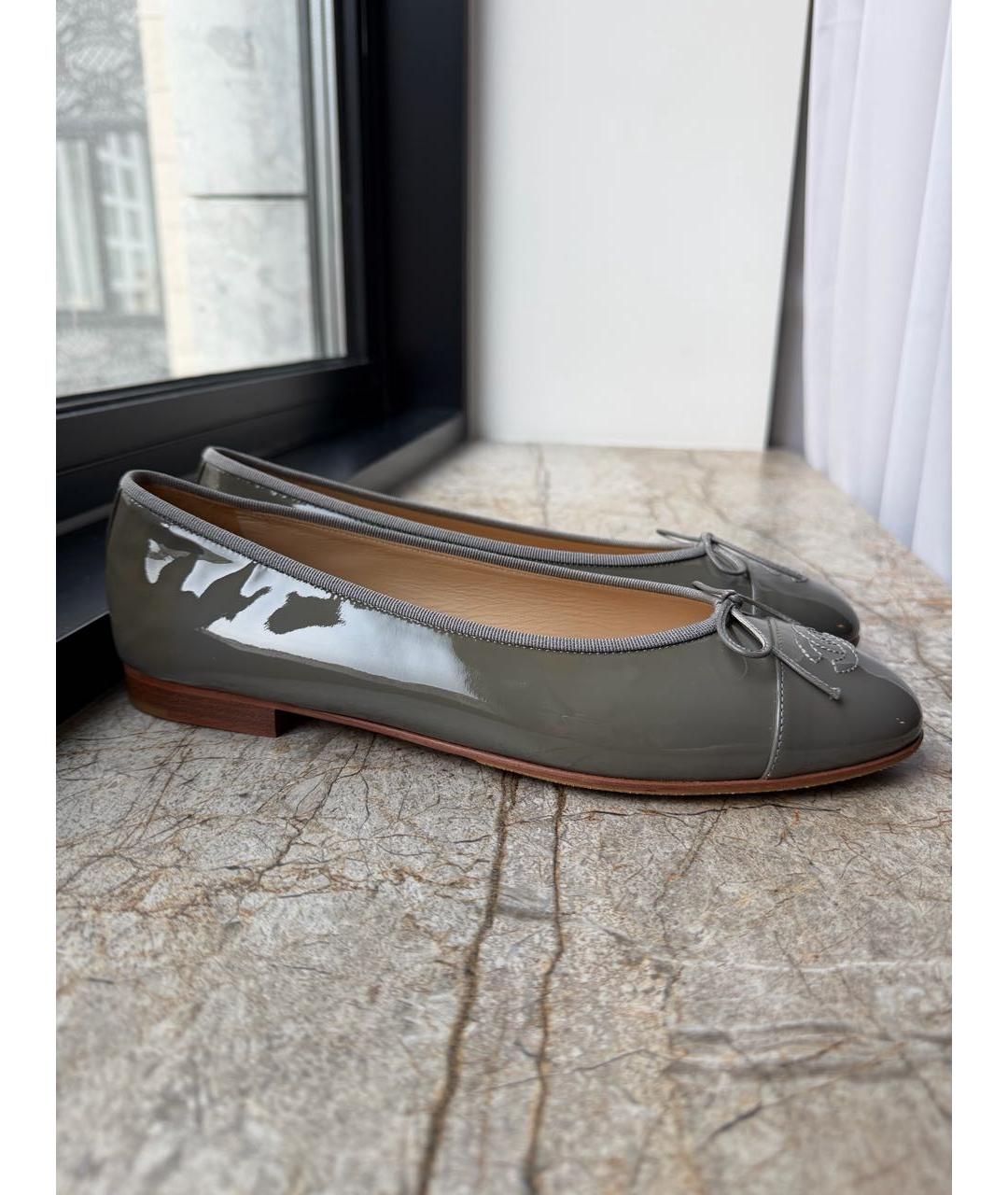 CHANEL Серые балетки из лакированной кожи, фото 8