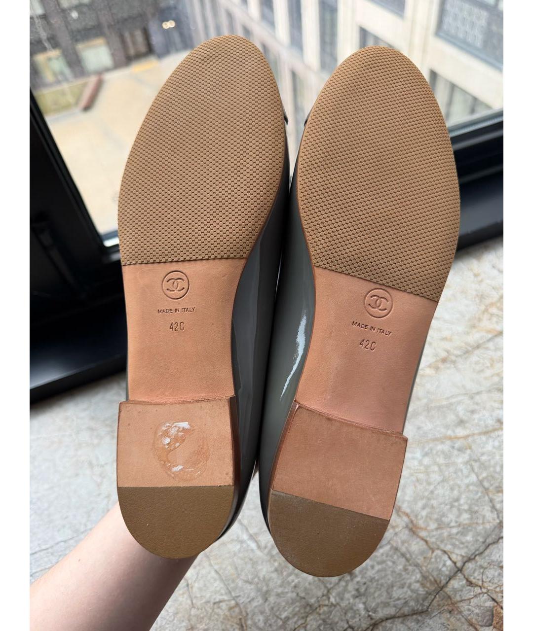 CHANEL Серые балетки из лакированной кожи, фото 5