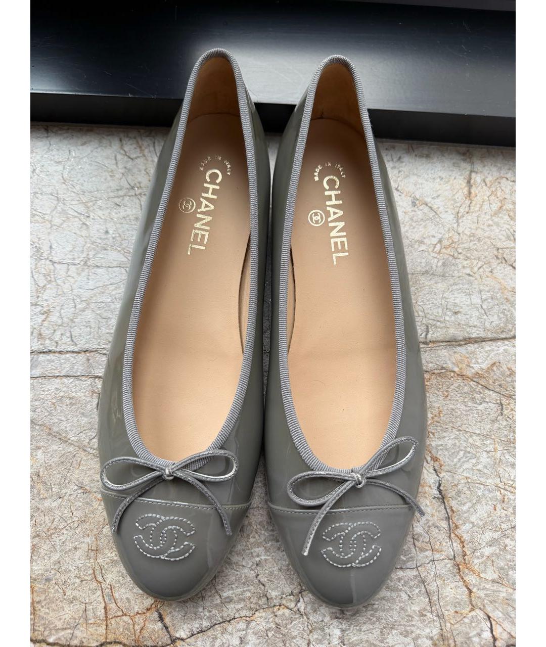 CHANEL Серые балетки из лакированной кожи, фото 3
