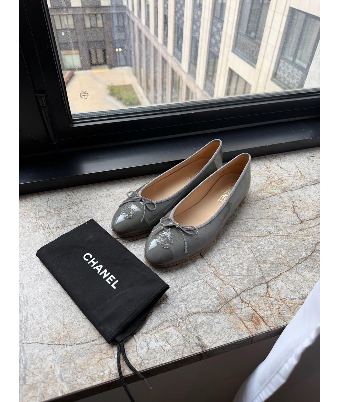 CHANEL Серые балетки из лакированной кожи, фото 7