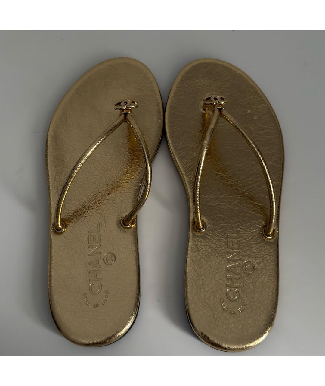 CHANEL Золотые кожаные шлепанцы, фото 3