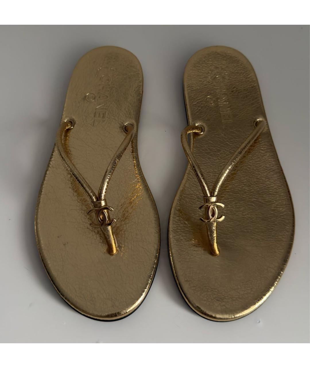 CHANEL Золотые кожаные шлепанцы, фото 2