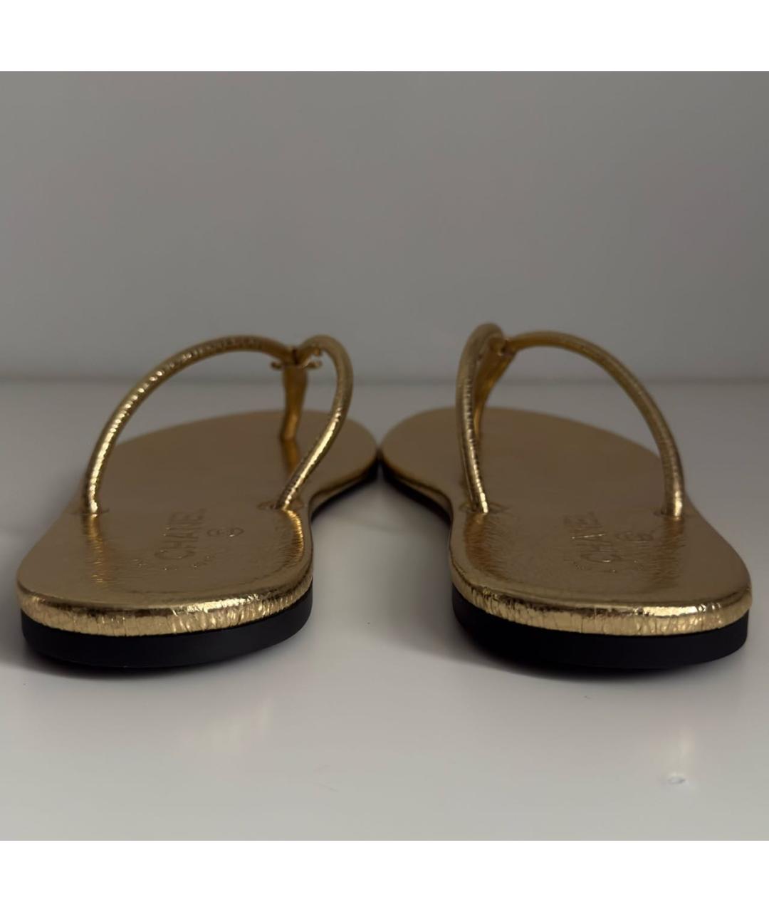 CHANEL Золотые кожаные шлепанцы, фото 4