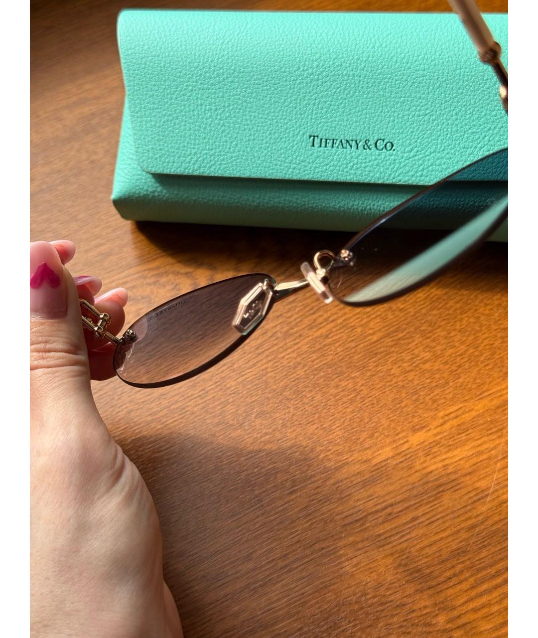 TIFFANY&CO Бежевые пластиковые солнцезащитные очки, фото 4