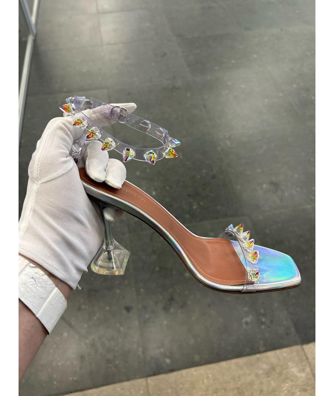 Amina Muaddi Серебряные кожаные босоножки, фото 6